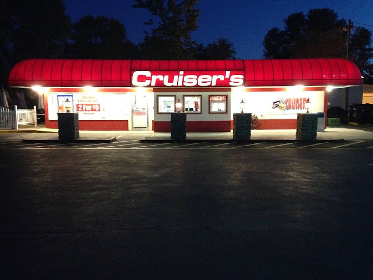 Cruiser's Drive Thru in Effingham, Illinois lit up at night